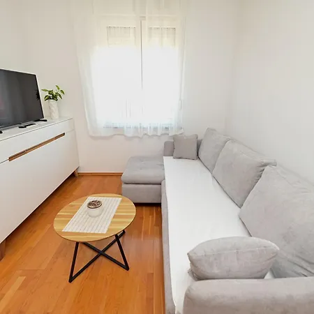 Apartman Ajduk With Parking And Terrace Appartement
