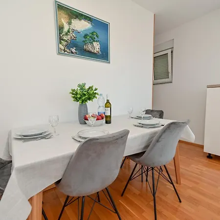 Apartman Ajduk With Parking And Terrace Appartement