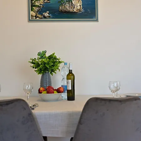 Apartman Ajduk With Parking And Terrace Zadar
