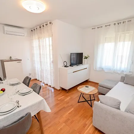 Apartman Ajduk With Parking And Terrace Appartement Zadar