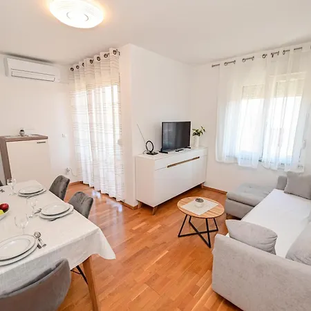 Apartment Apartman Ajduk With Parking And Terrace *