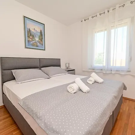 Apartman Ajduk With Parking And Terrace