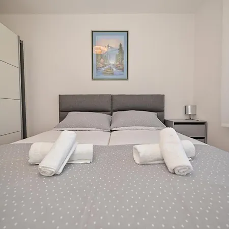 Apartman Ajduk With Parking And Terrace Appartement