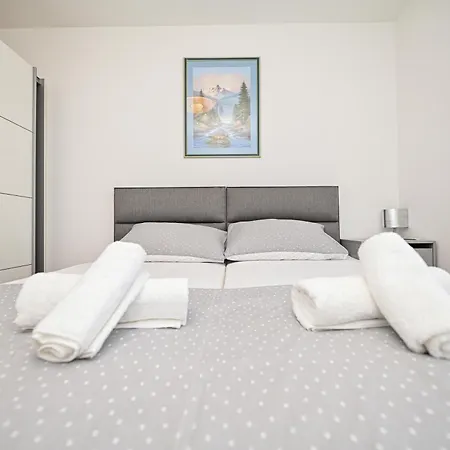 Apartman Ajduk With Parking And Terrace Apartman