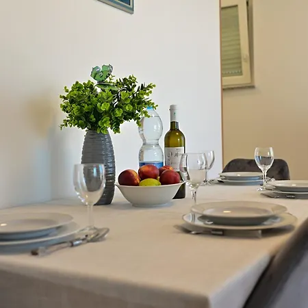 Apartman Ajduk With Parking And Terrace Appartement Zadar