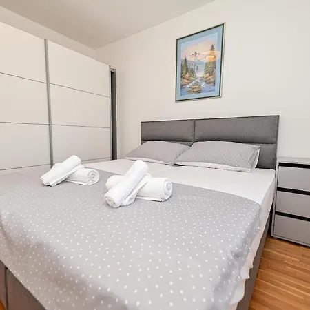 Appartement Apartman Ajduk With Parking And Terrace Zadar