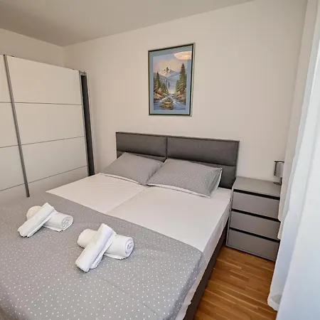 Apartment Apartman Ajduk With Parking And Terrace