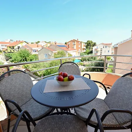 Apartman Ajduk With Parking And Terrace Appartement